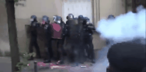 巴黎又現打砸燒！ 示威者焚燒銀行，追著警察打！ 馬克龍直播求理解