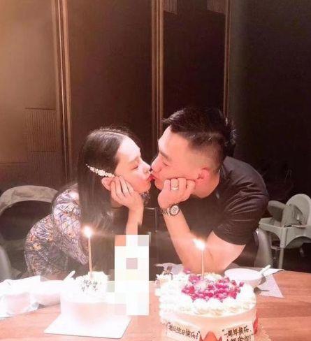 张馨予出席活动身材发福摸肚子怀二胎？本人辟谣：馒头吃得太多了