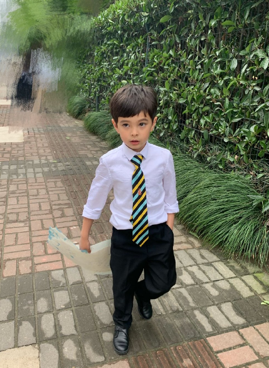 马雅舒夫妇穿情侣装直播，罗伯特当众亲吻老婆，结婚11年甜如热恋