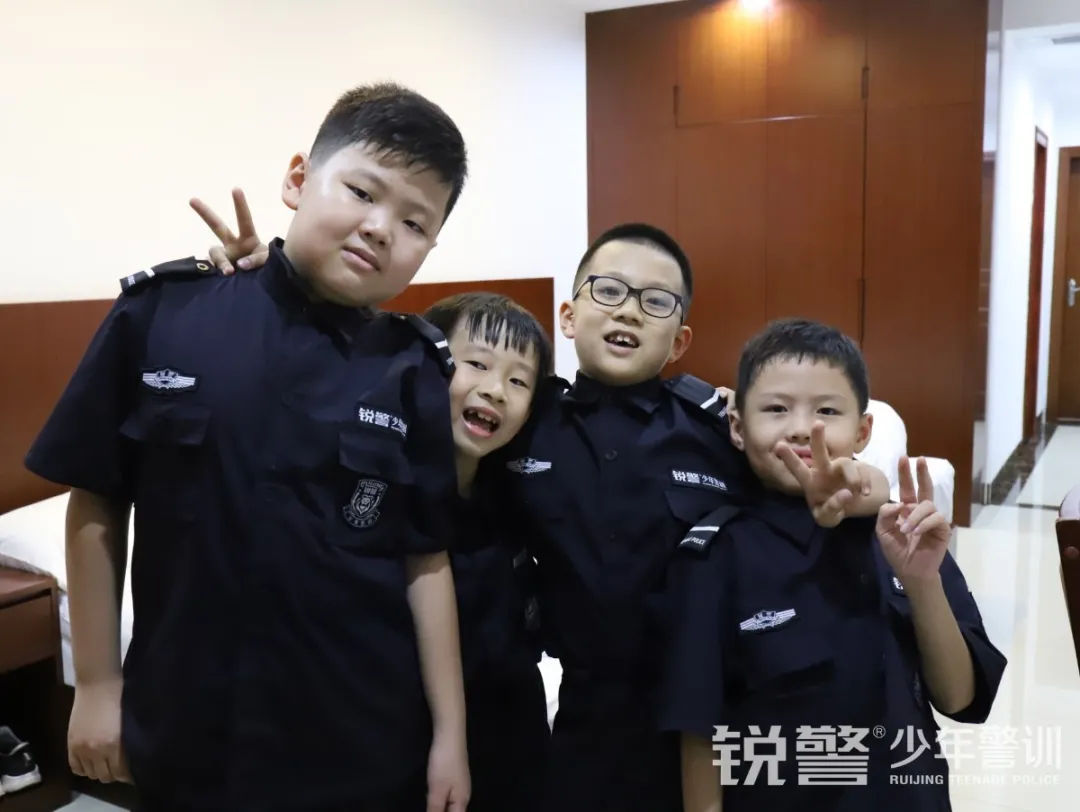 锐警少年警训夏令营：走进警营，撰写独立坚强的新篇章