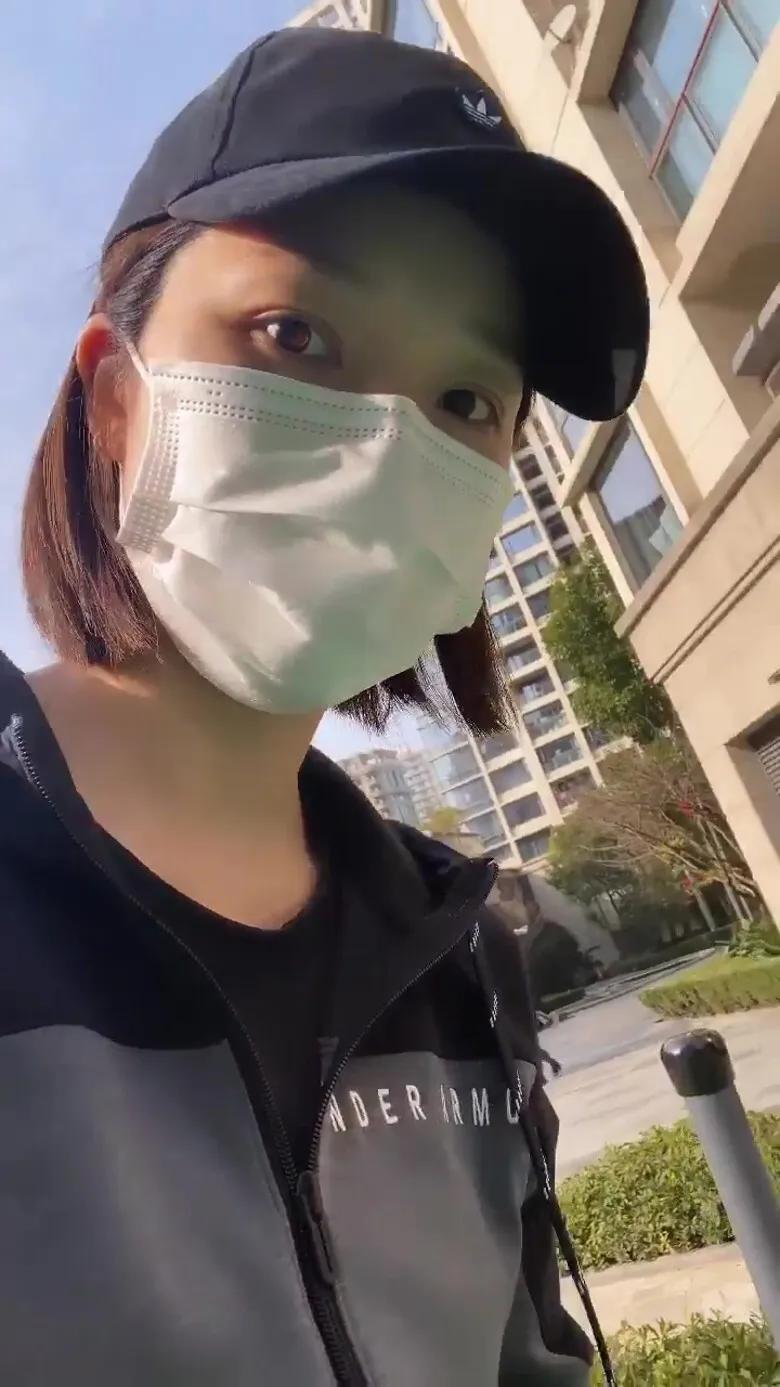 李亞男帶大女兒去散步，2歲Gabby活潑可愛，小奶音超萌