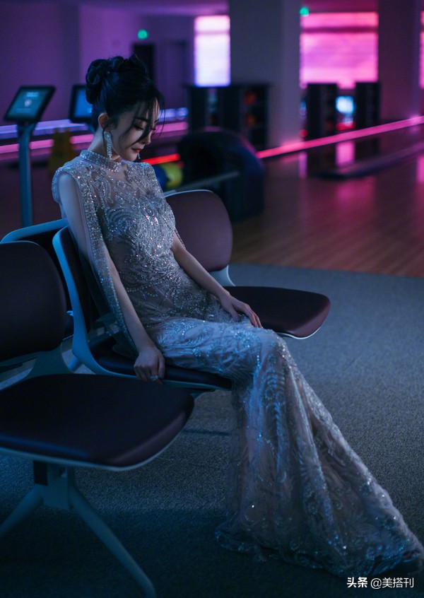 再结|杨幂辟谣再结婚假传闻，一袭黑缎面长裙配妩媚卷发演绎风情万种