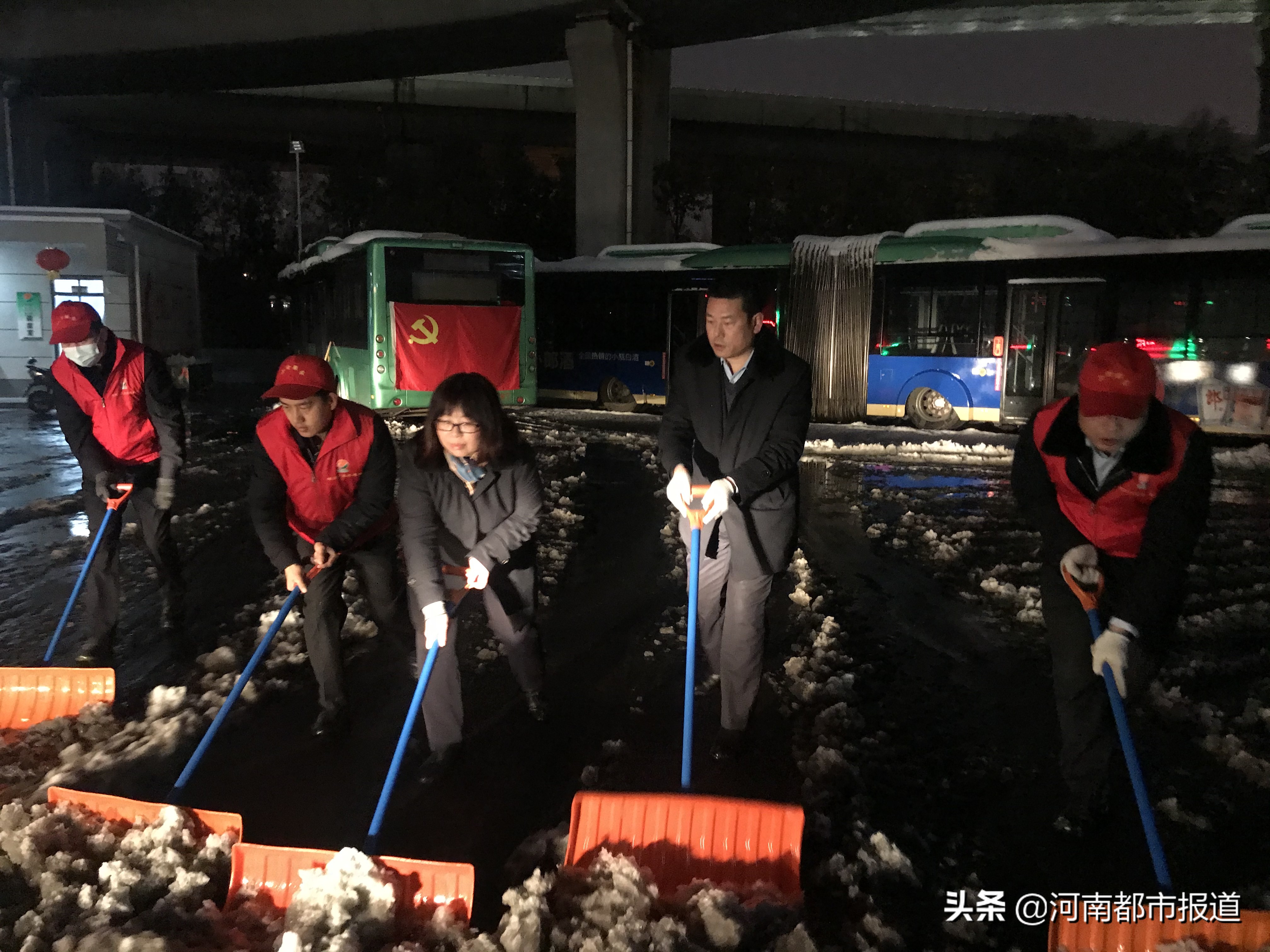 大雪突至，郑州公交人寒夜无眠保出行