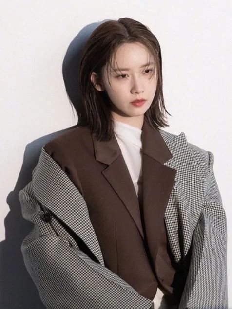 别再“披头散发”了！这4款冬季发型才够美够撩