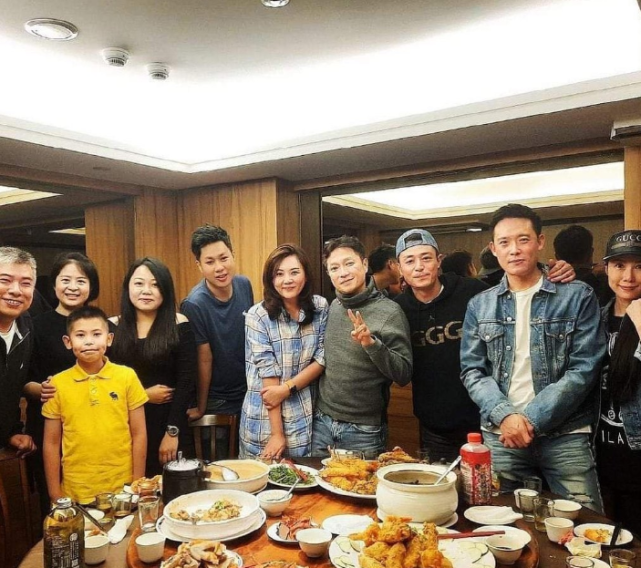 林心如霍建華兩親家罕見同框：男方摟岳母高歌，婆婆抱女方親臉