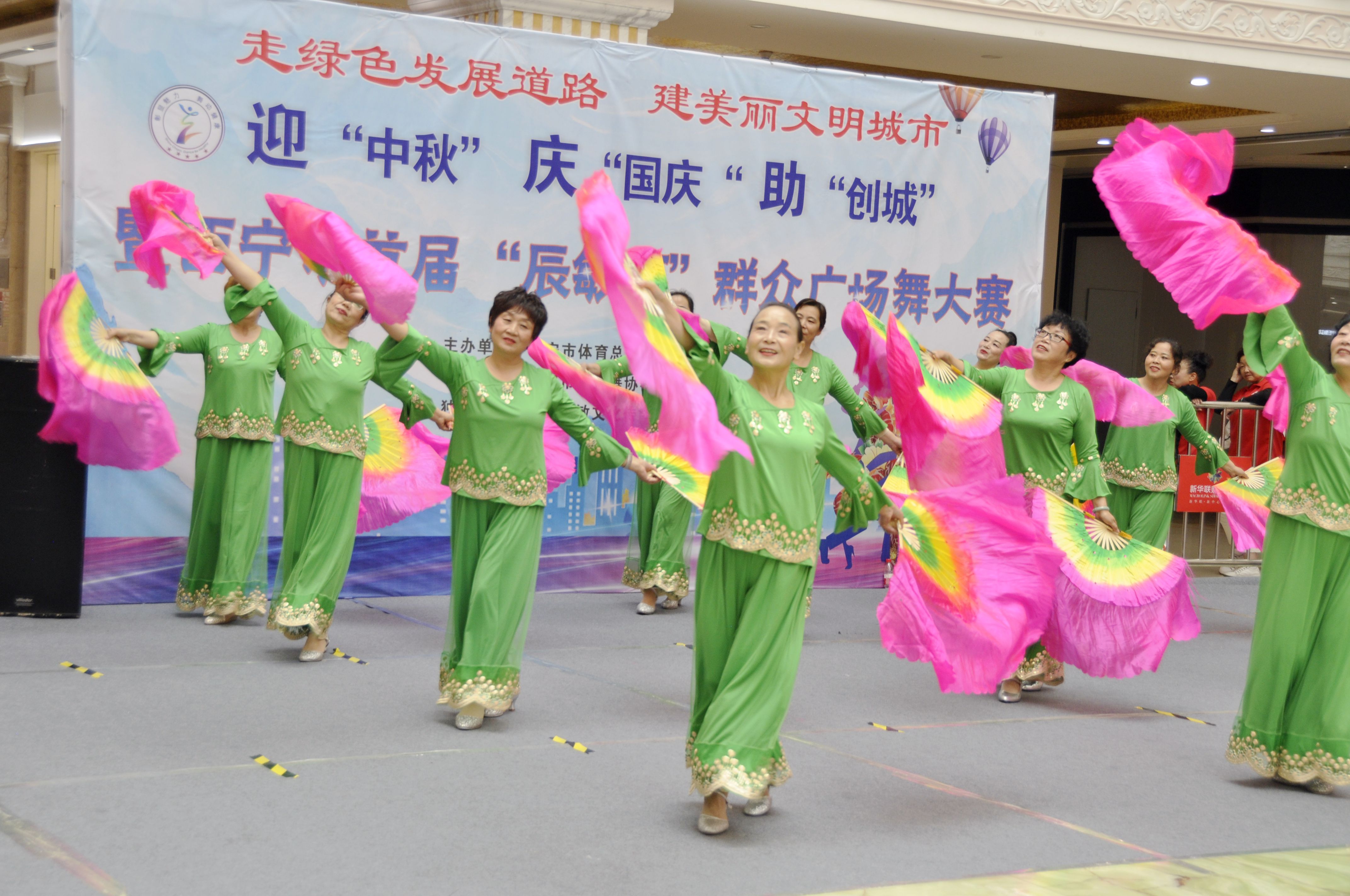 西宁市首届“辰敏杯”群众广场舞大赛“舞”出人民幸福感