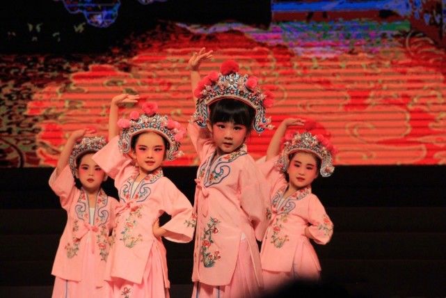 陆毅女儿再以京剧扮相出镜，贝儿造型超亮眼，举手投足尽显专业范