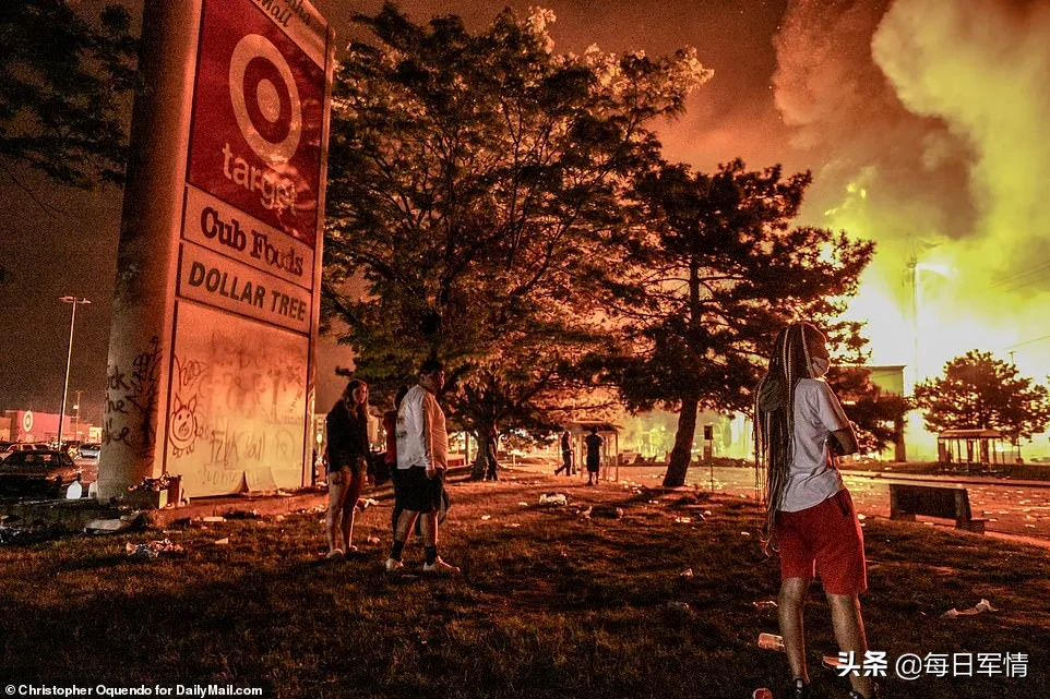 打砸抢烧乱成一锅粥，老美还四处秀肌肉！真的