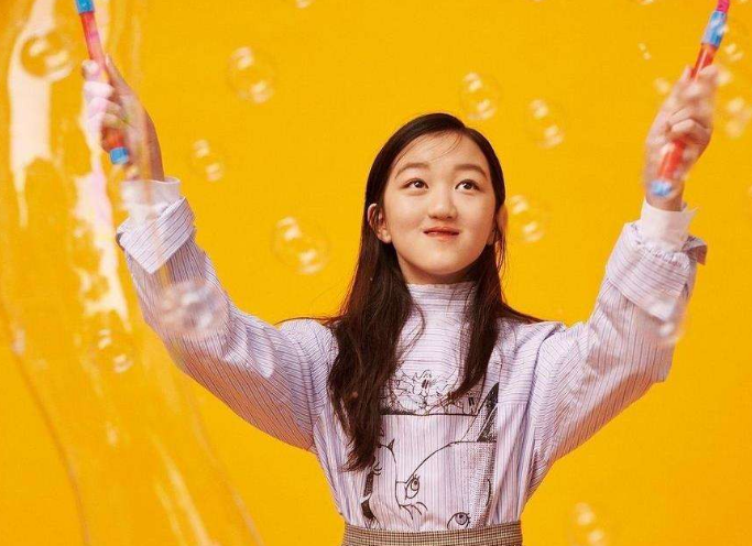 李嫣晒童年照庆祝14岁生日，仅有闺蜜陪伴庆生，王菲李亚鹏双缺席