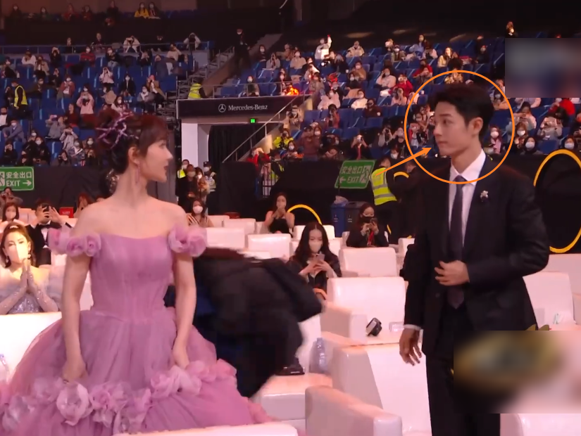 杨紫裙摆太大上台不方便，有谁注意肖战的举动