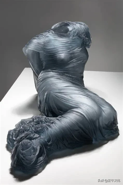 盐设计 · 为展现女人最美的时刻,她用500磅玻璃做成婚纱