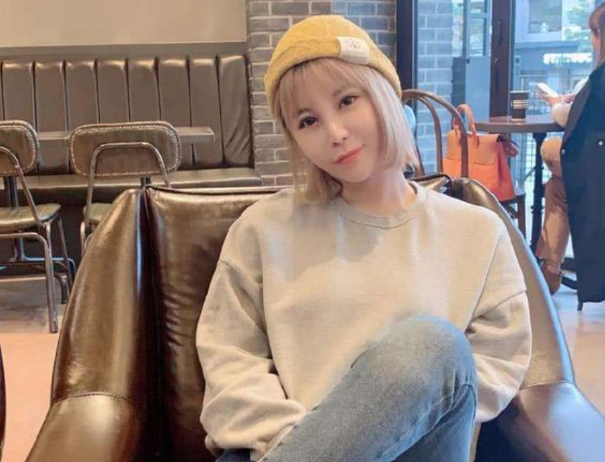 那个“宁愿坐在宝马里哭”的拜金女孩，现在已