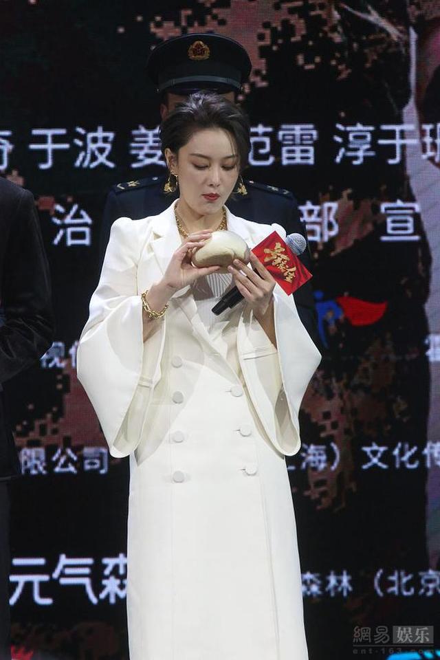 张馨予出席活动身材发福摸肚子怀二胎？本人辟谣：馒头吃得太多了