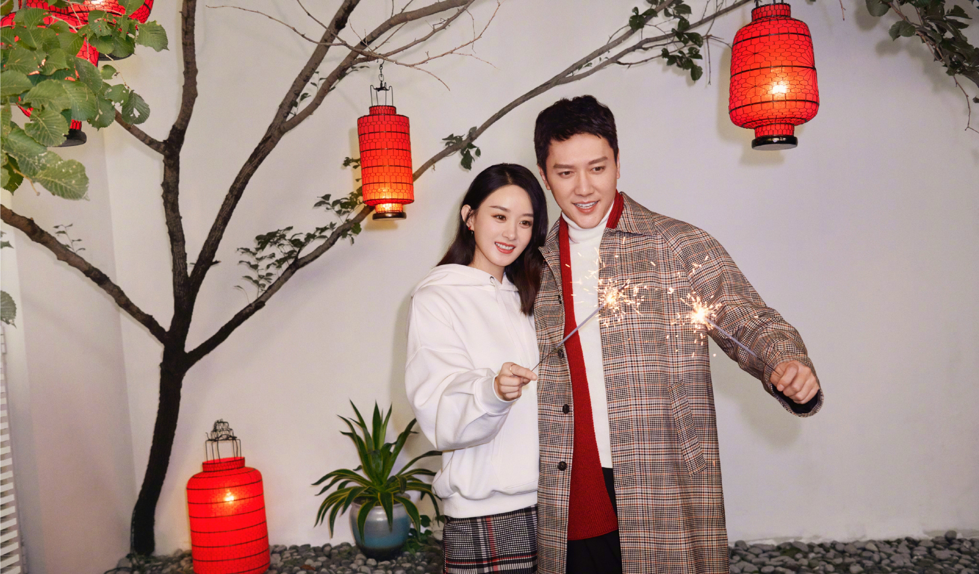 冯绍峰赵丽颖晚上散步，恩爱甜蜜，网友：狗粮