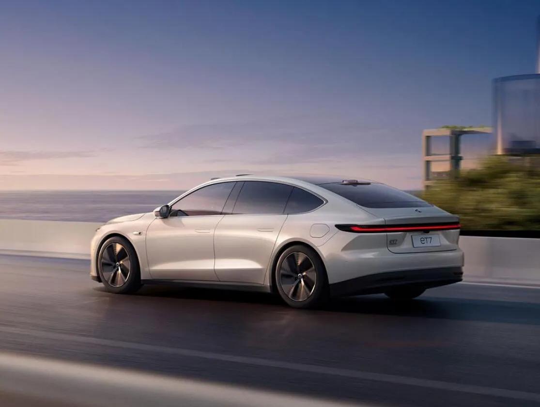 比亚迪汉卖22万，特斯拉model3卖25万，蔚来ET7卖50万，它多啥？
