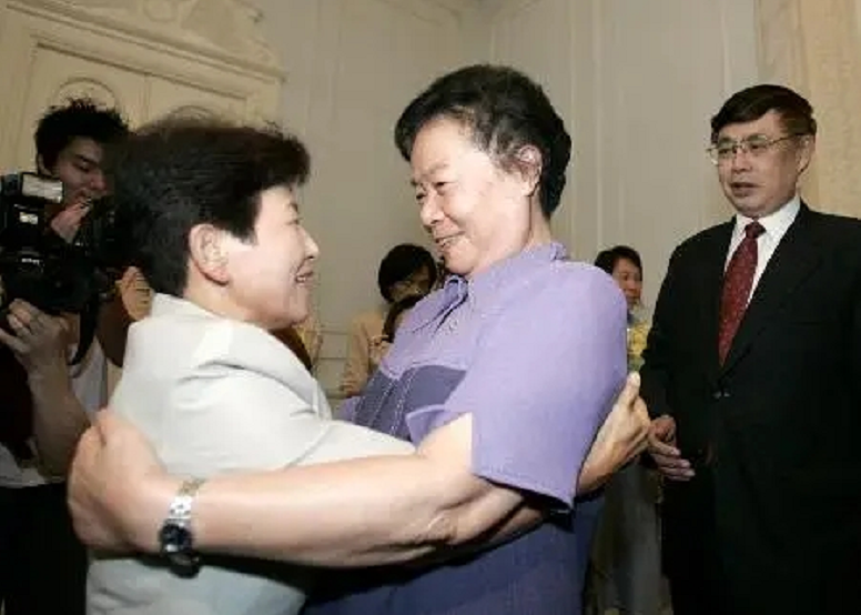 1980年，聂荣臻接见一47岁日本妇女，为何妇女下跪喊“父亲”？