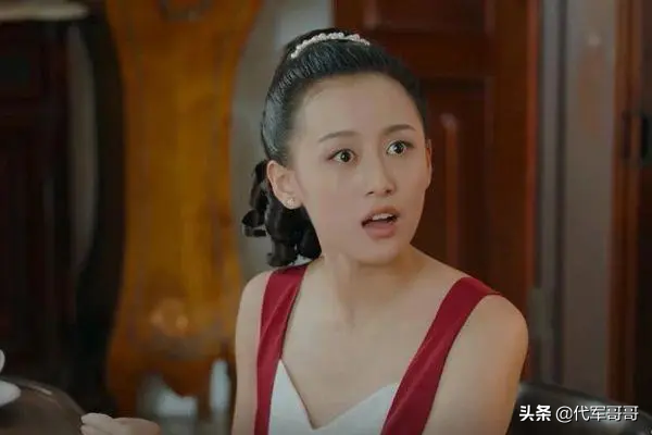 《小娘惹》中的美女，精通三国语言，如今22岁演