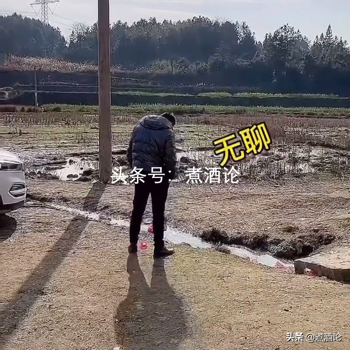外地|过年期间外地女婿的统一姿势火了都是百无聊赖独自徘徊