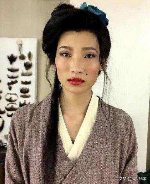她长得像男人，出道9年不温不火，后因《小女花不弃》走红