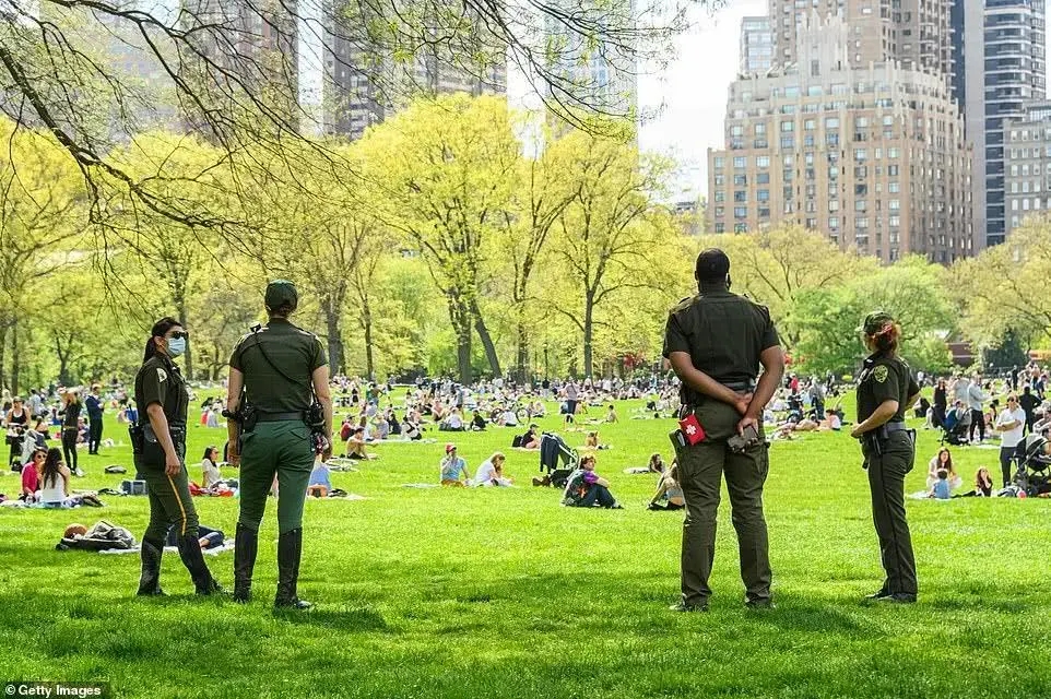 纽约公园人满为患；漠视病毒；医生痛斥！美国