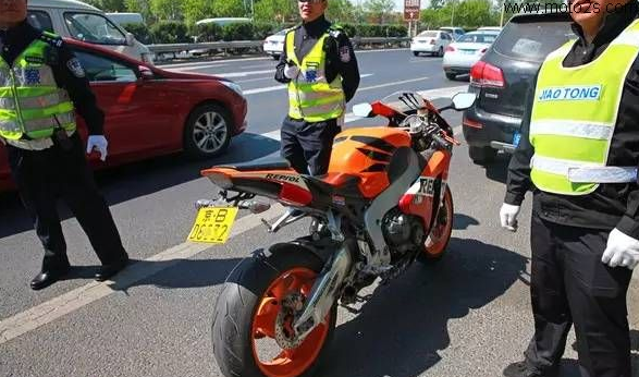 多地嚴(yán)查摩托車，今后這5種行為盡量別再犯，違者最高罰款10萬元