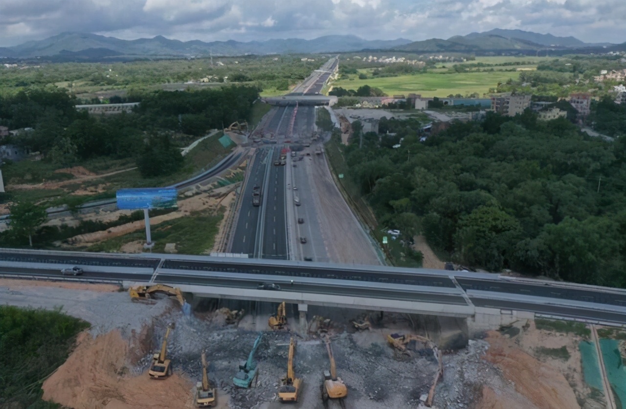 广东在改扩建一条高速公路，预计年底通车，届时起止点只需45分钟