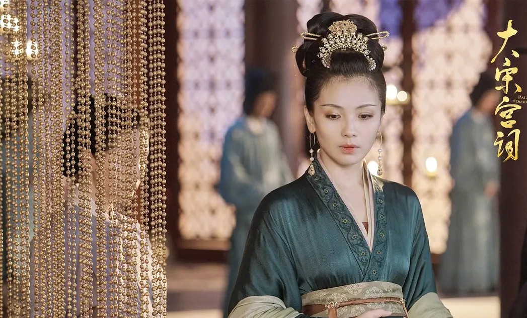 42岁刘涛晒近照，土味背景板不掩优雅气质，一双筷子腿太吸睛