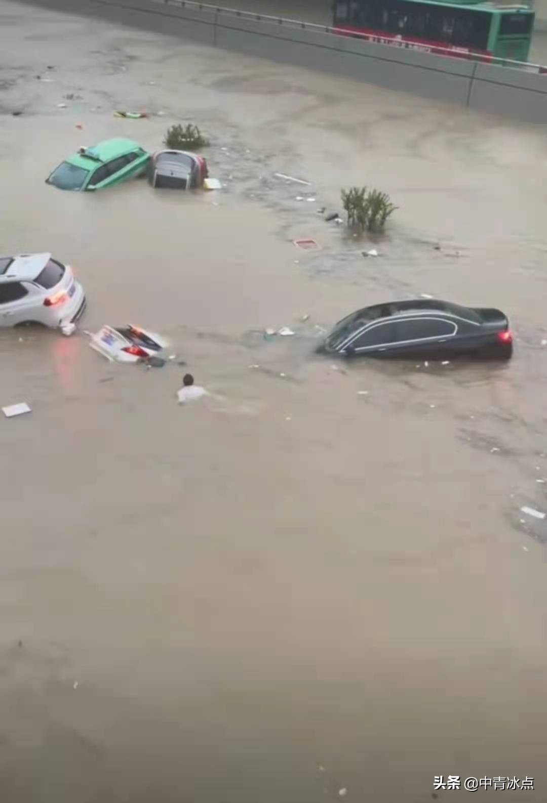 暴雨下的郑州京广北路隧道：大水几分钟淹没车子，隧道内发现遇难者