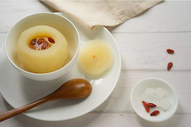 天冷吃水果，這幾種水果加熱后吃，營(yíng)養(yǎng)更高