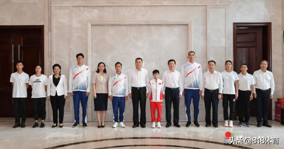全红婵衣锦还乡!湛江市举办盛大欢迎仪式,站书记市长中间C位同框