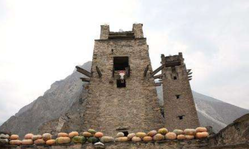 电视里的日军炮楼都装有探照灯，旧中国那么穷