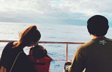 周杰倫生日現場大合照曝光，兒女正臉出鏡，海瑟薇高冷羅密歐可愛