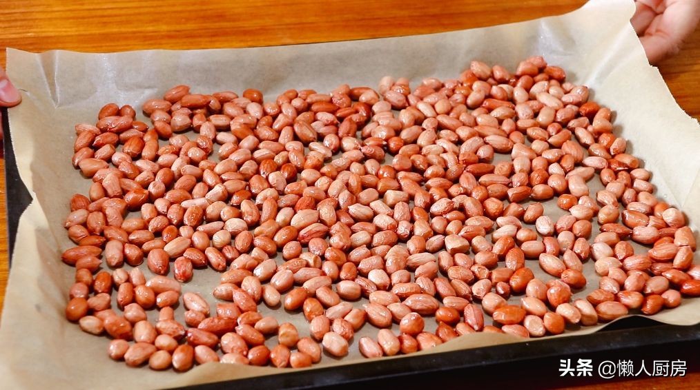 花生米不用水煮，撒點鹽泡一下，比油炸得更好吃，鹹香酥脆