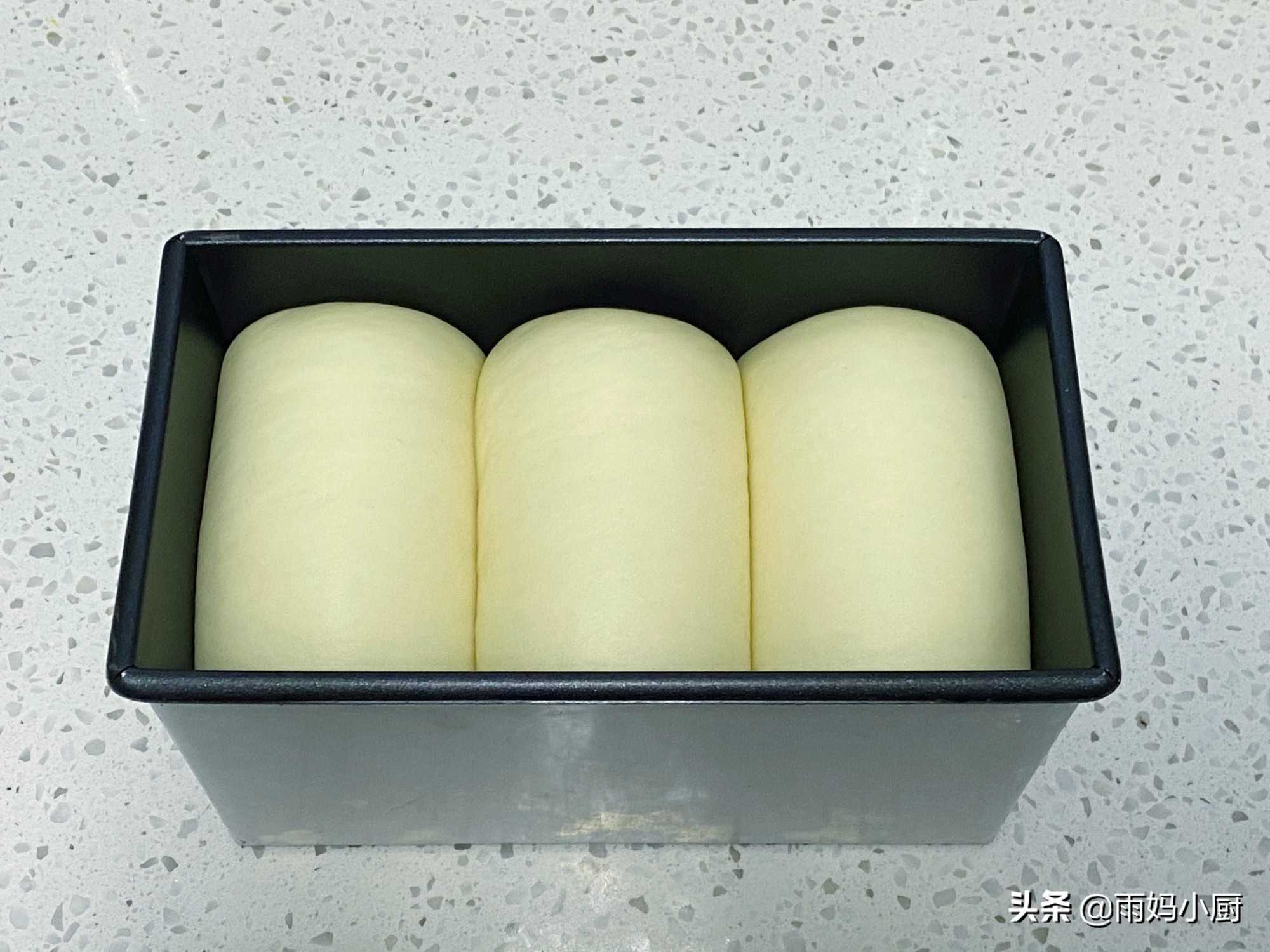 最實用的吐司配方，食材裡只放3樣，鬆軟拉絲又美味，放涼也不硬