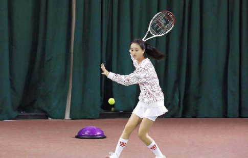 田亮傲嬌曬12歲女兒騎馬照，森碟變小騎士又美又颯，長腿太優越