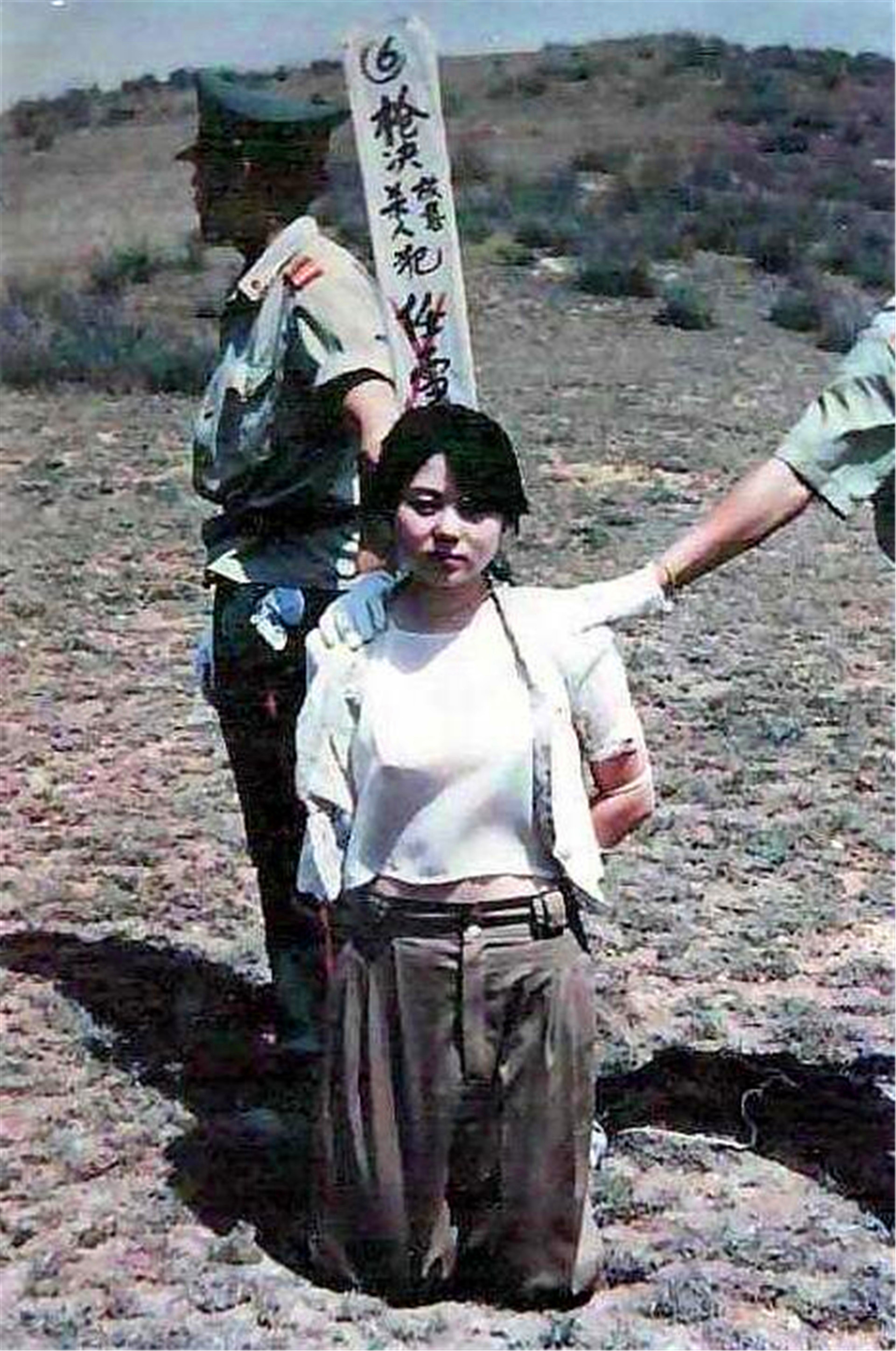 19岁少女被枪决前，突然主动张开嘴，众人疑惑，