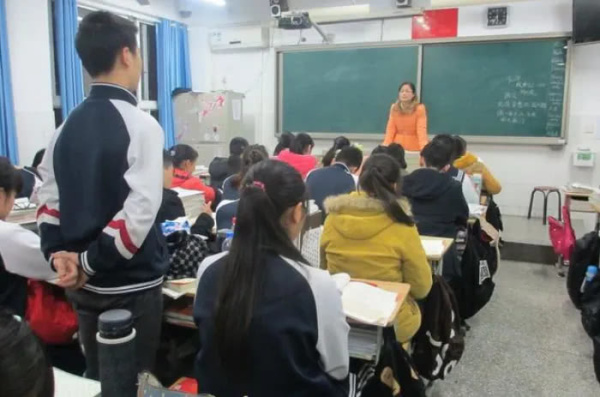 初中时期，男生自认很丢脸，女生眼中却帅气十