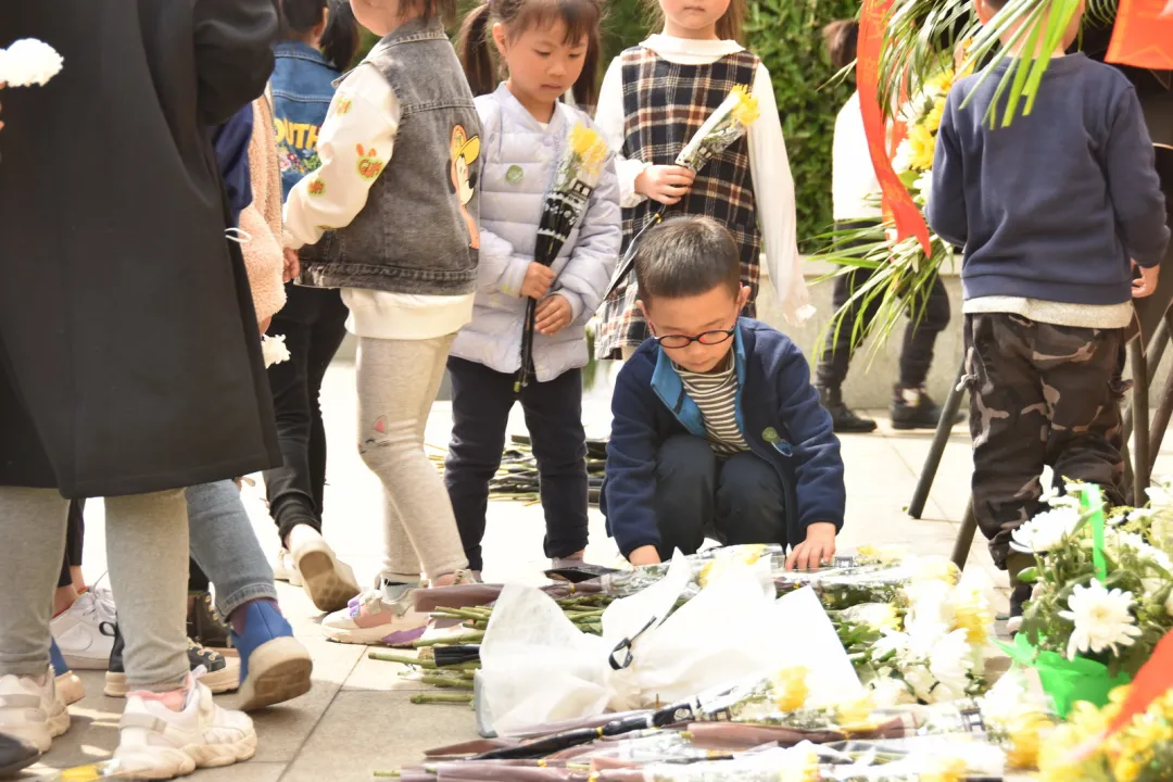 缅怀革命先烈传承红色记忆丨天府新区元音幼儿园举行清明祭扫活动