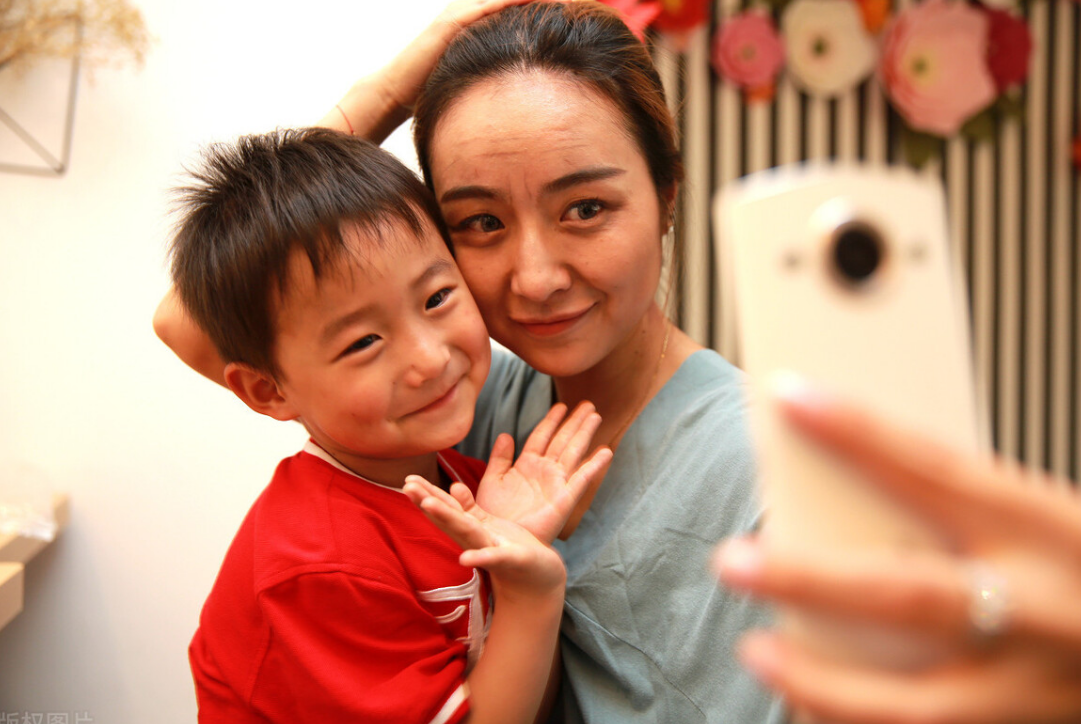 有种“心疼”叫蔡少芬当妈，46岁生3胎，外表衰老认不出
