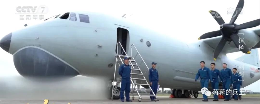 空潜200巡逻机空投航空自导深弹和声呐浮标抓潜艇，数量众多