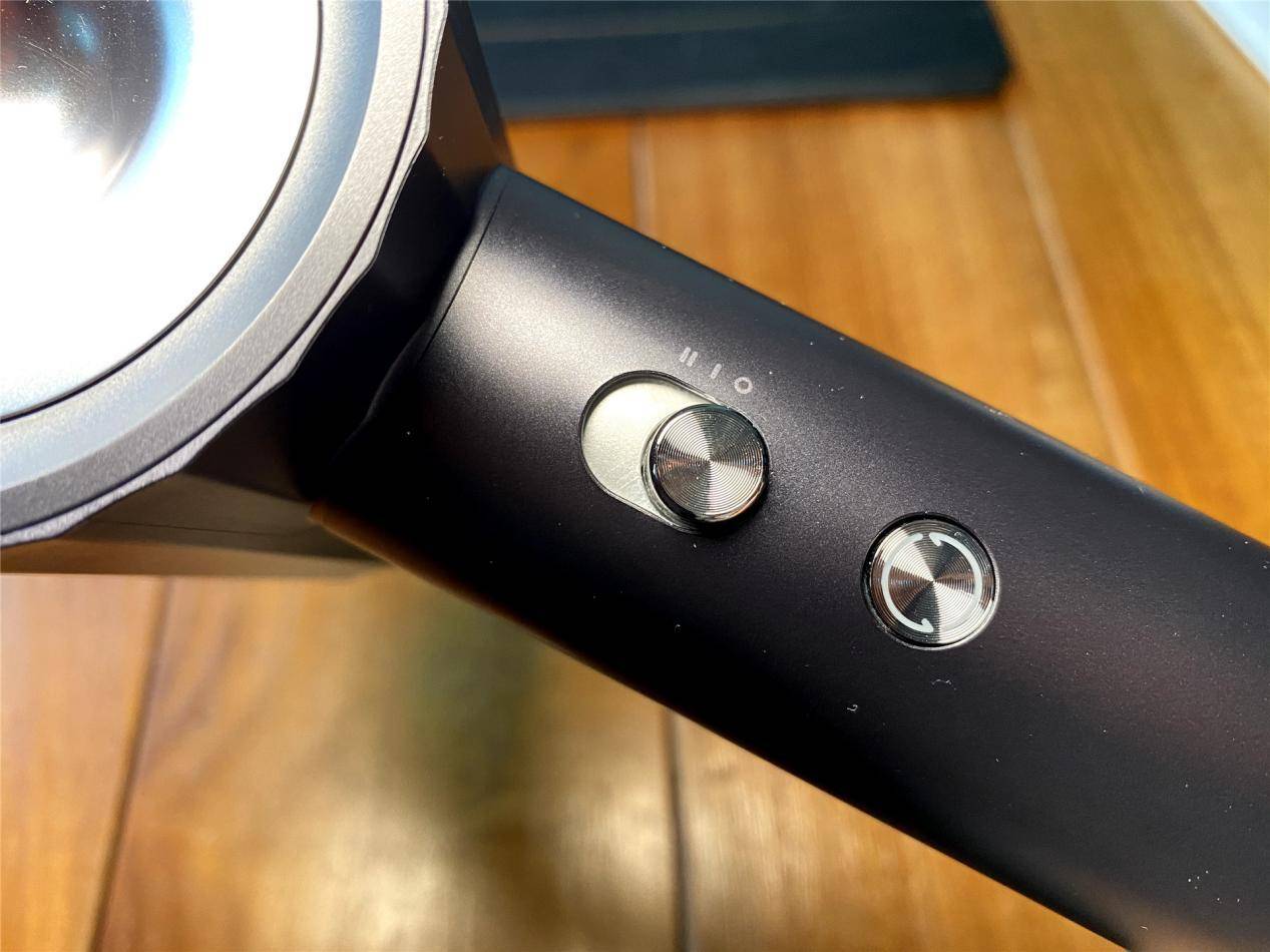 大未高速吹风机：年轻人的科技时尚新宠