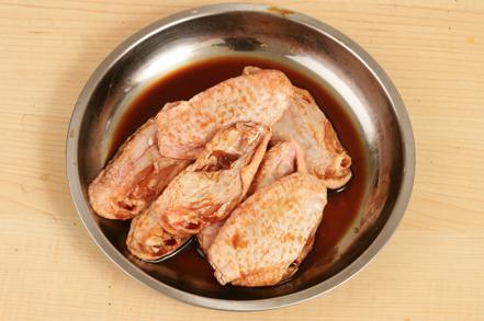电饭锅鸡翅的做法步骤图 姥姥做鸡翅不用炒锅一个电饭煲就可以