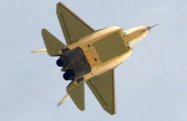 中国隐身舰载机亮相！3.0版海军歼-31 比歼-20更适