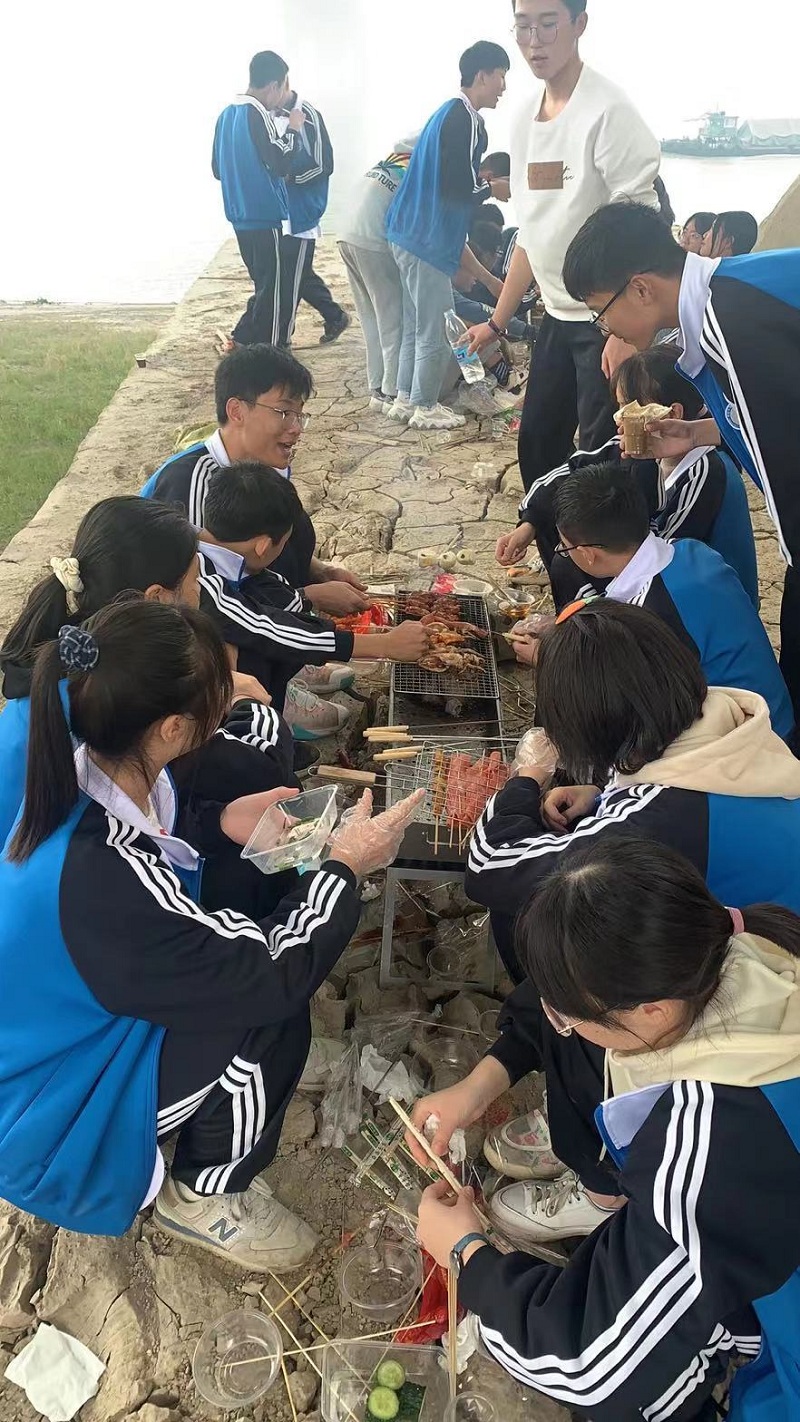 团结一致，砥砺前行：岳阳理工职业技术学校组织学生野外拉练活动