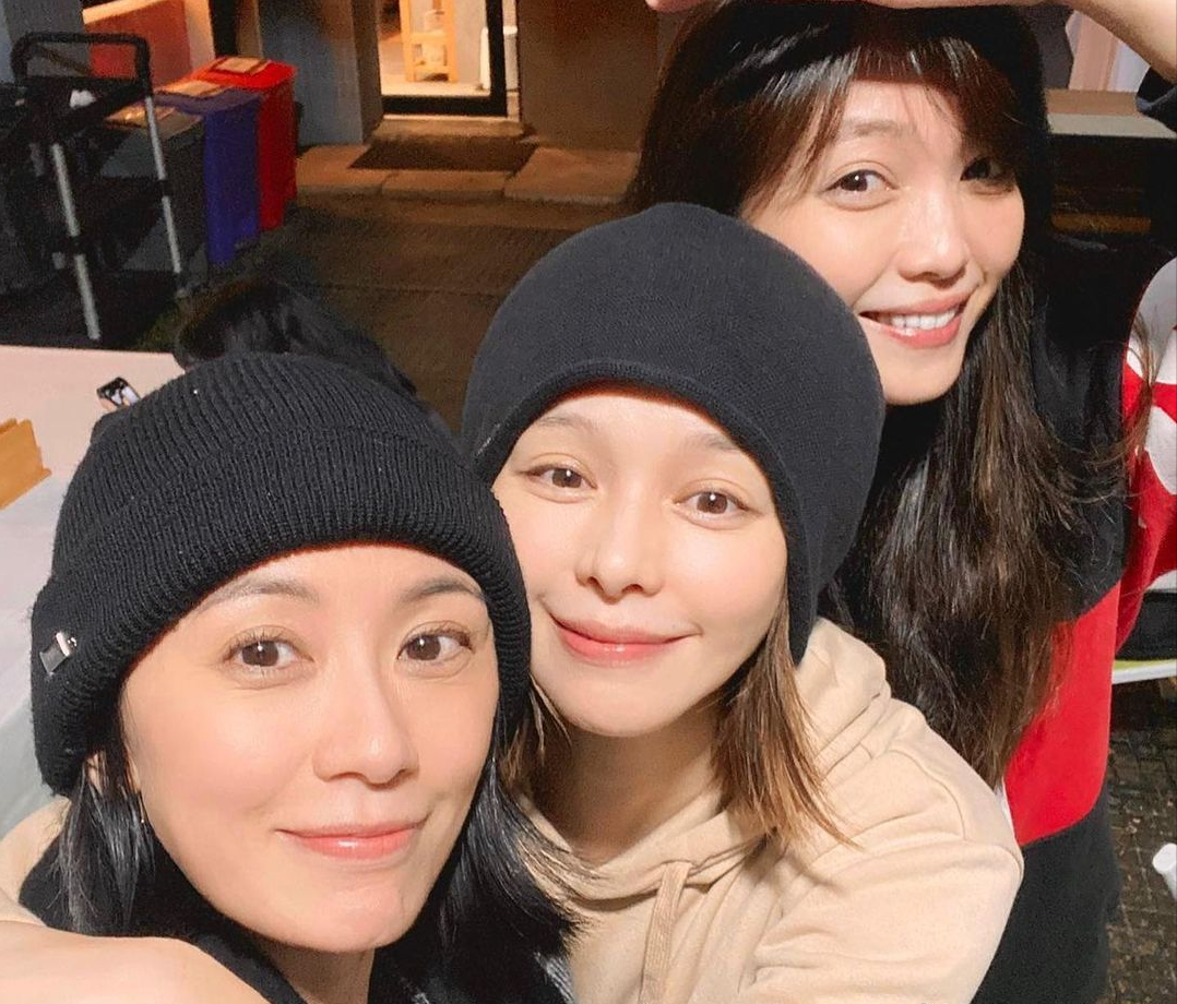 贾静雯一家五口出游，放肆晒梧桐妹正脸，身高超过妈模样却太像爸