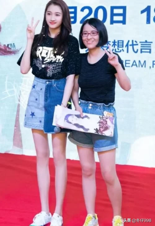 关晓彤把裙子故意“倒着穿”，原以为很另类，