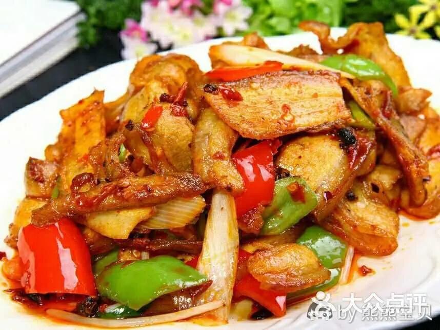 大家好，金鑫給大家分享一道，既好吃又非常下飯的回鍋肉