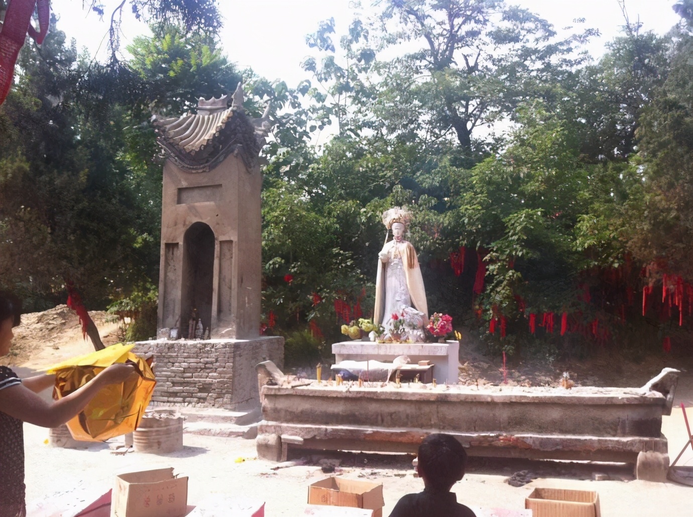 位于河南省周口市西华县城北7.5公里的聂堆镇思都岗村的女娲城中.