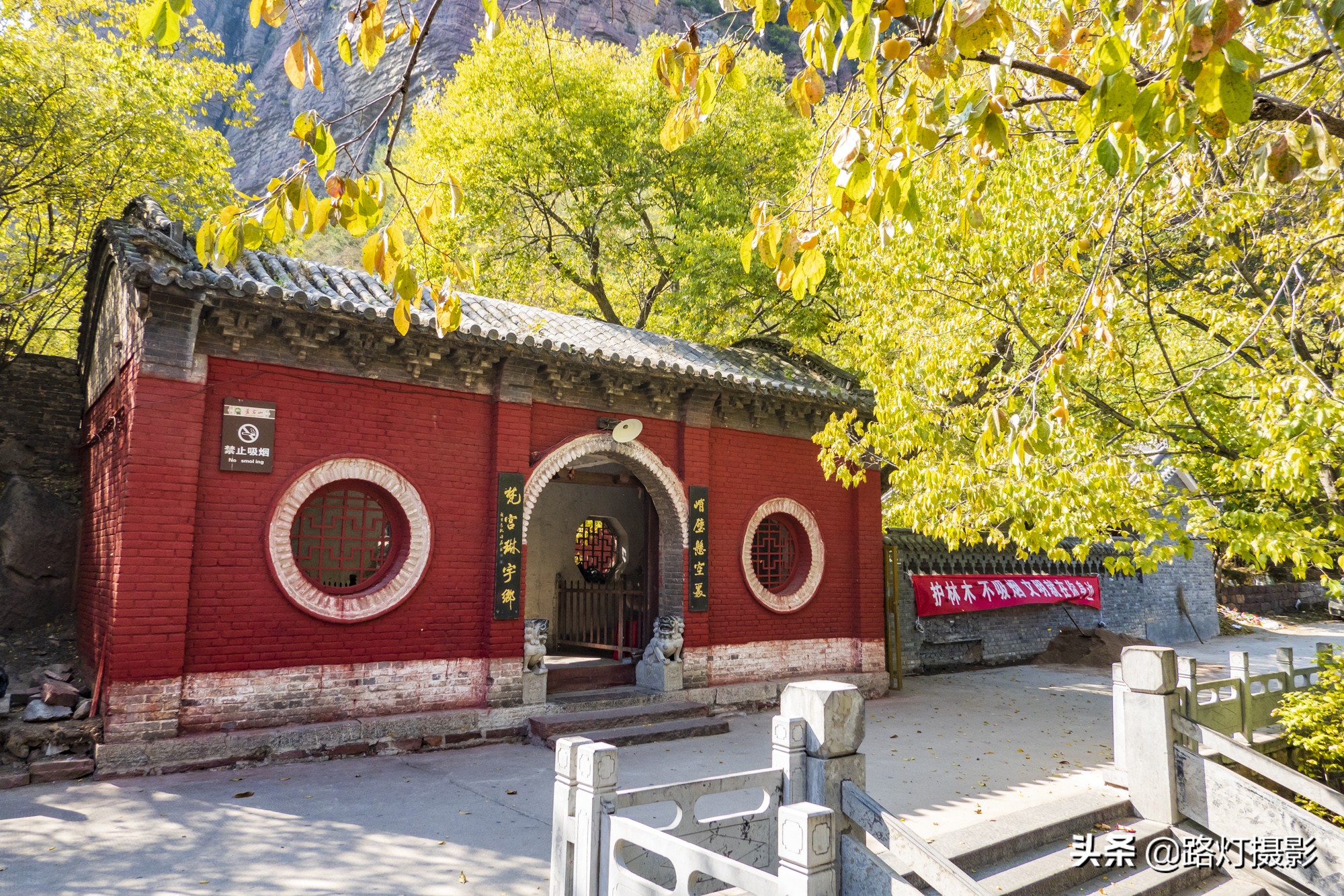 Flying in the sky!  There is a "hanging temple" in Hebei, which spans over 500 years of precipitous cliffs. It is a wonder