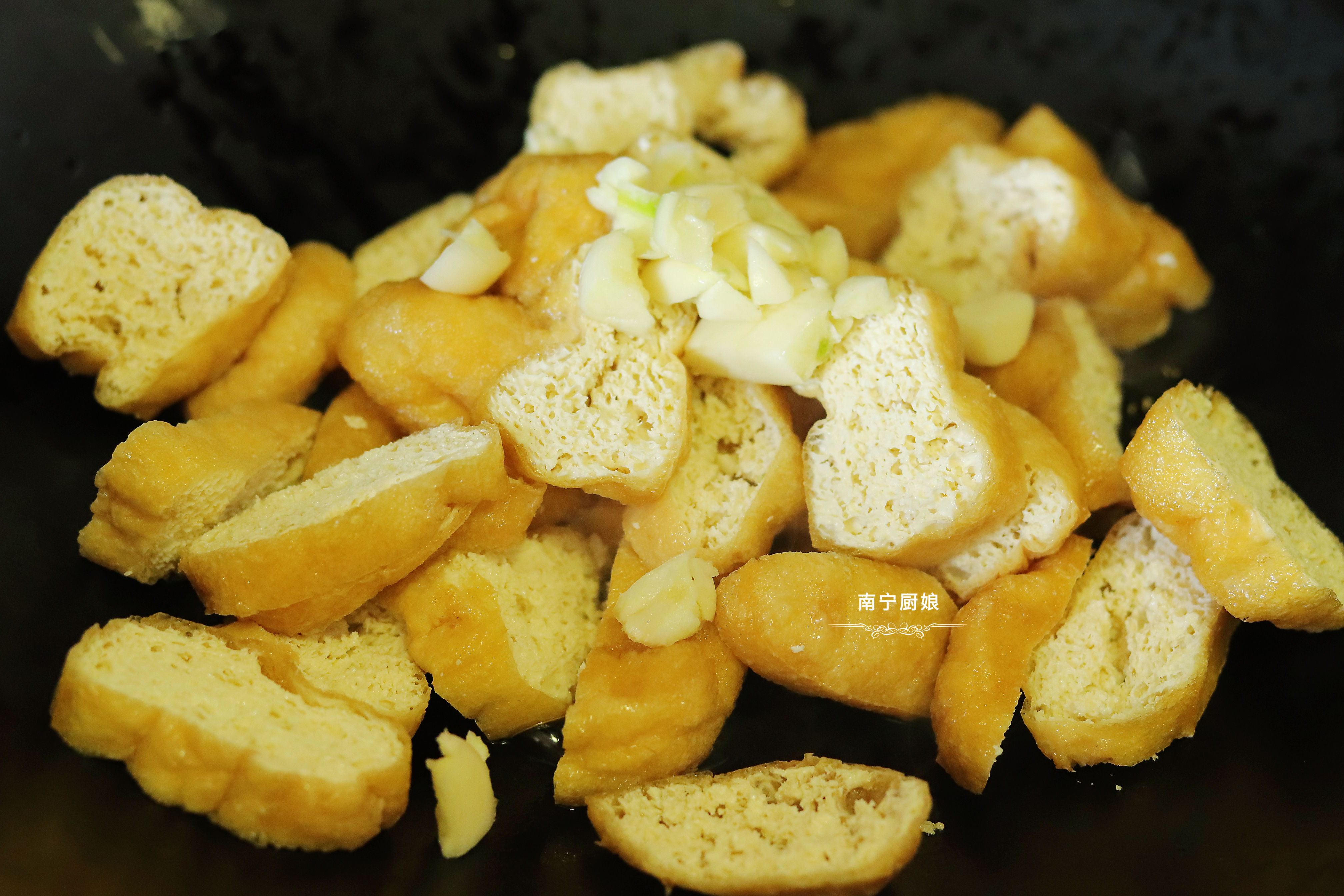 冷天把娃娃菜搭配油豆泡這樣做，入口鮮香超下飯，比吃肉還要過癮